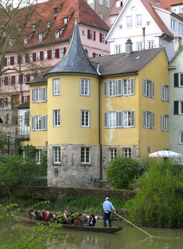 tocherkahnfahren vor dem Hölderlin-Turm