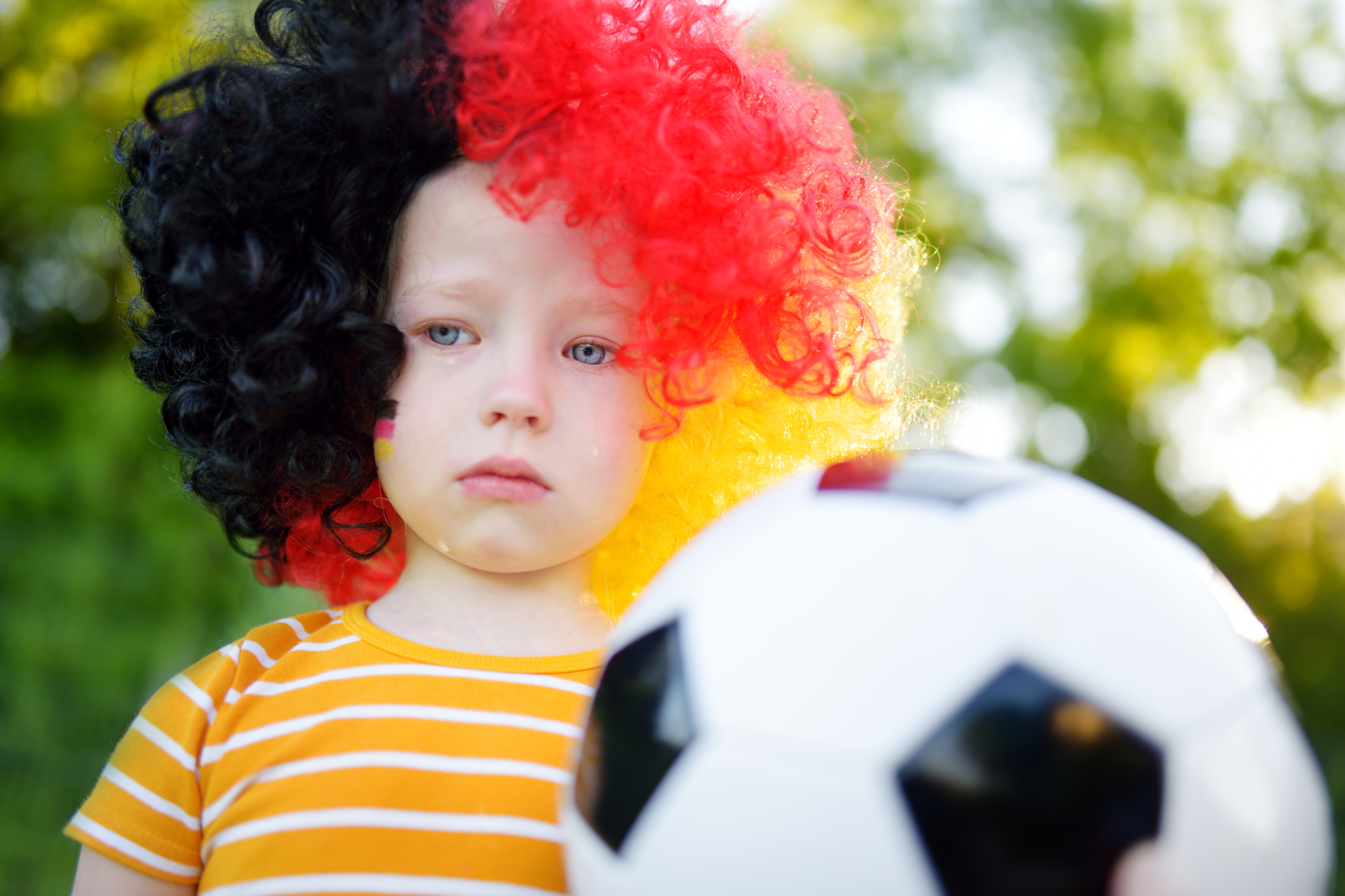 iStock-Weinendes Kind mit Deutschland-Perücke