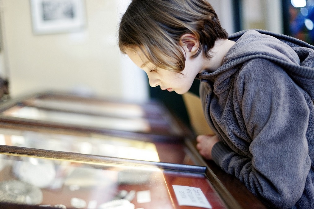 Junge im Museum klein