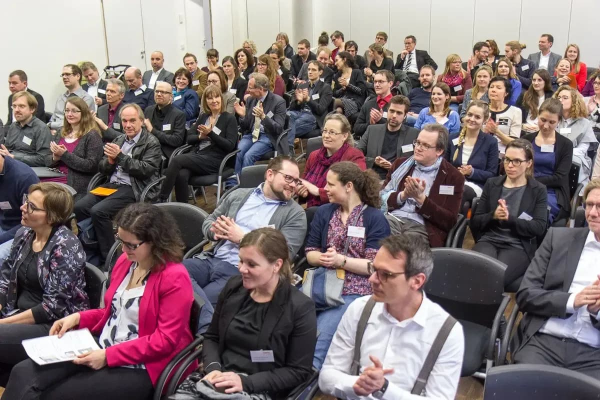 IWM-Alumni sitzen im Rahmen des Alumni-Treffen zusammen