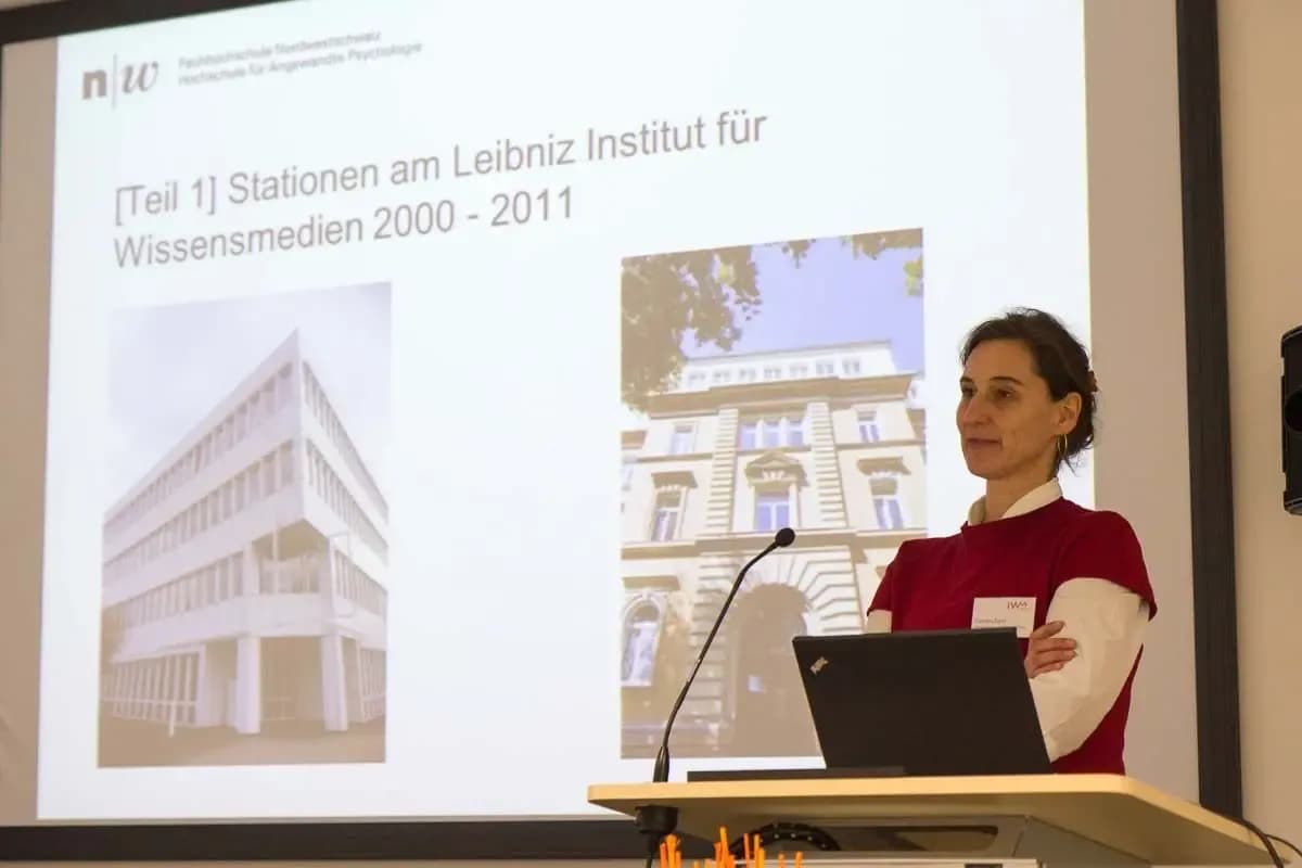Eine Person hält einen Vortrag beim Alumni-Treffen des IWMs