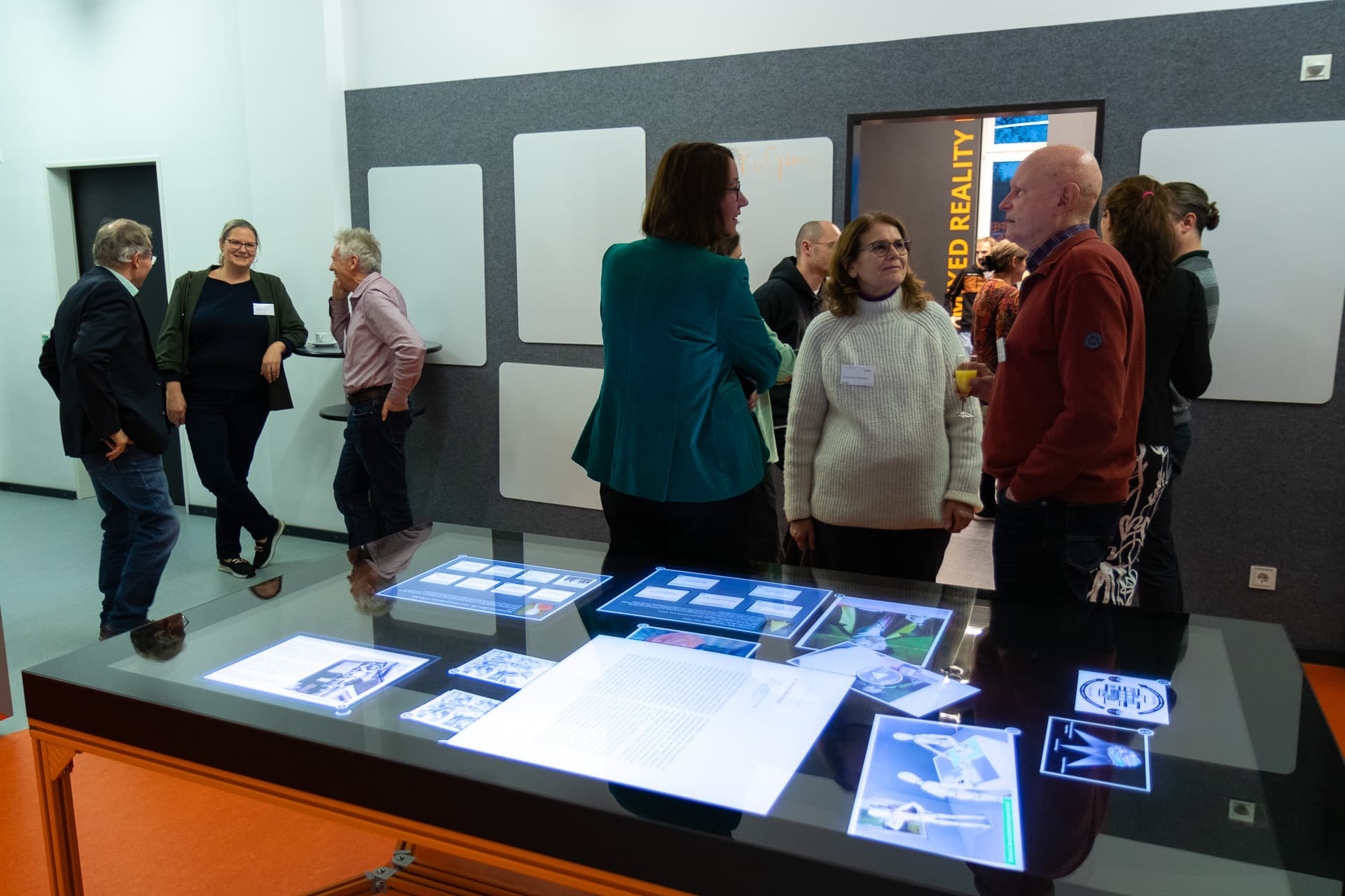 Eine Gruppe an IWM-Alumni im Future Innovation Space