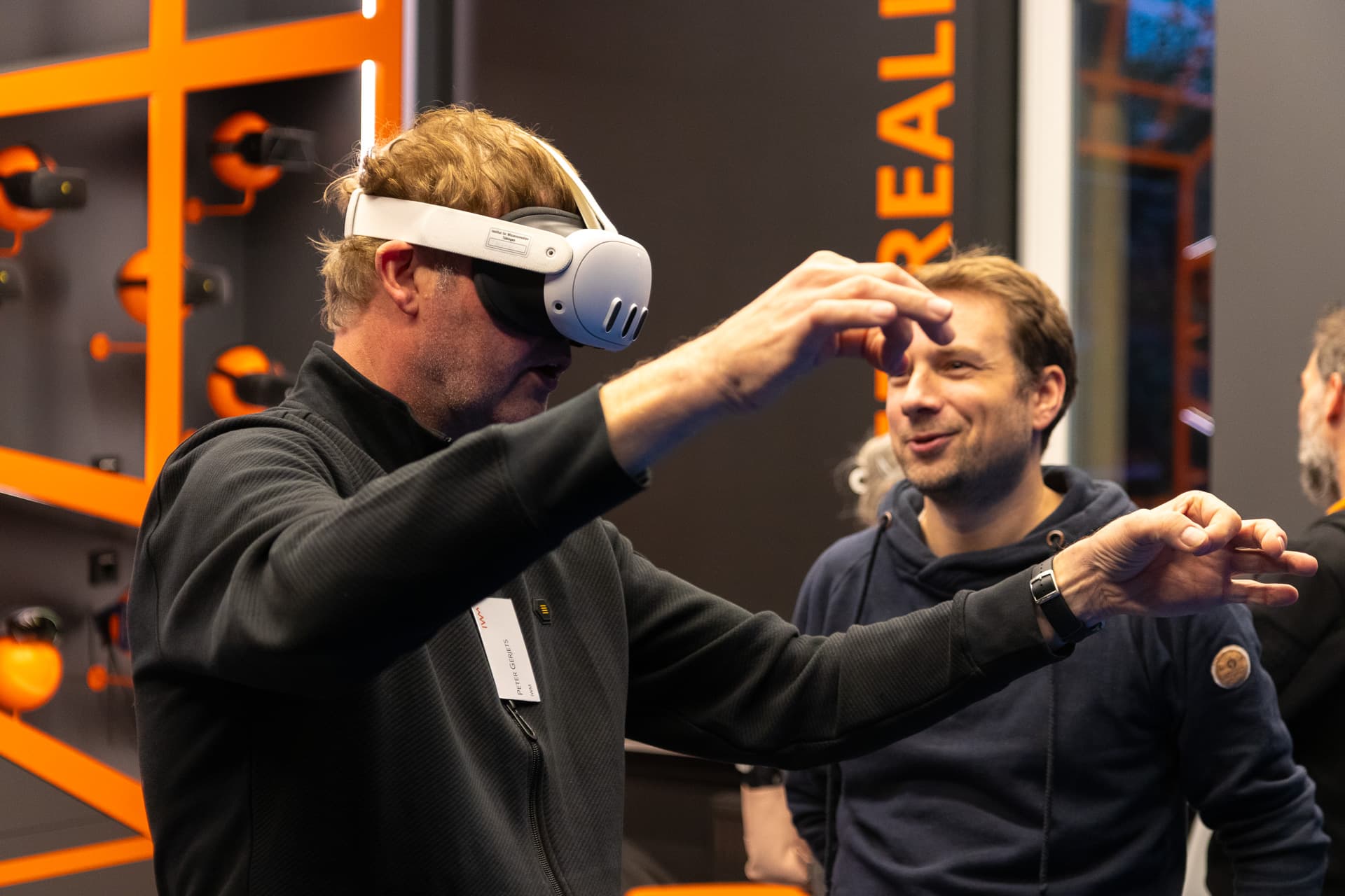 Eine Person mit VR-Brille im Mixed Reality Lab