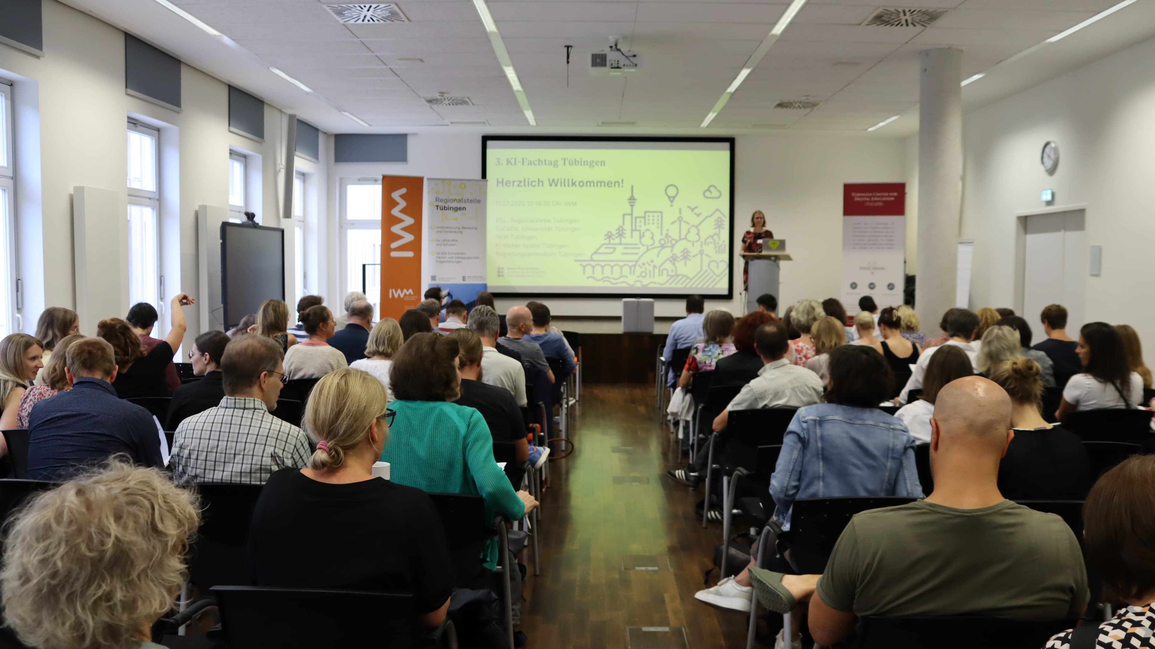 Blick in den Raum mit Zuhörer*innen und Referentin während der Keynote