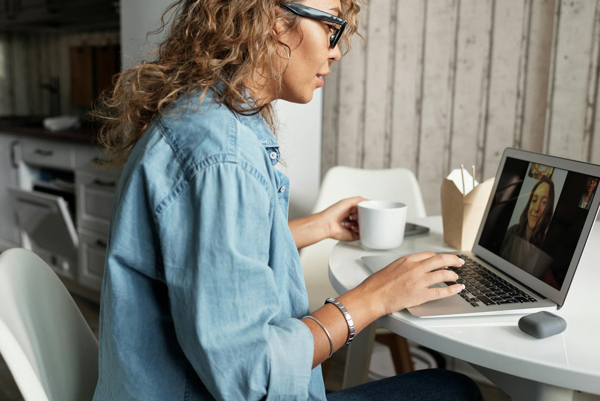 Eine Person arbeitet an ihrem Laptop