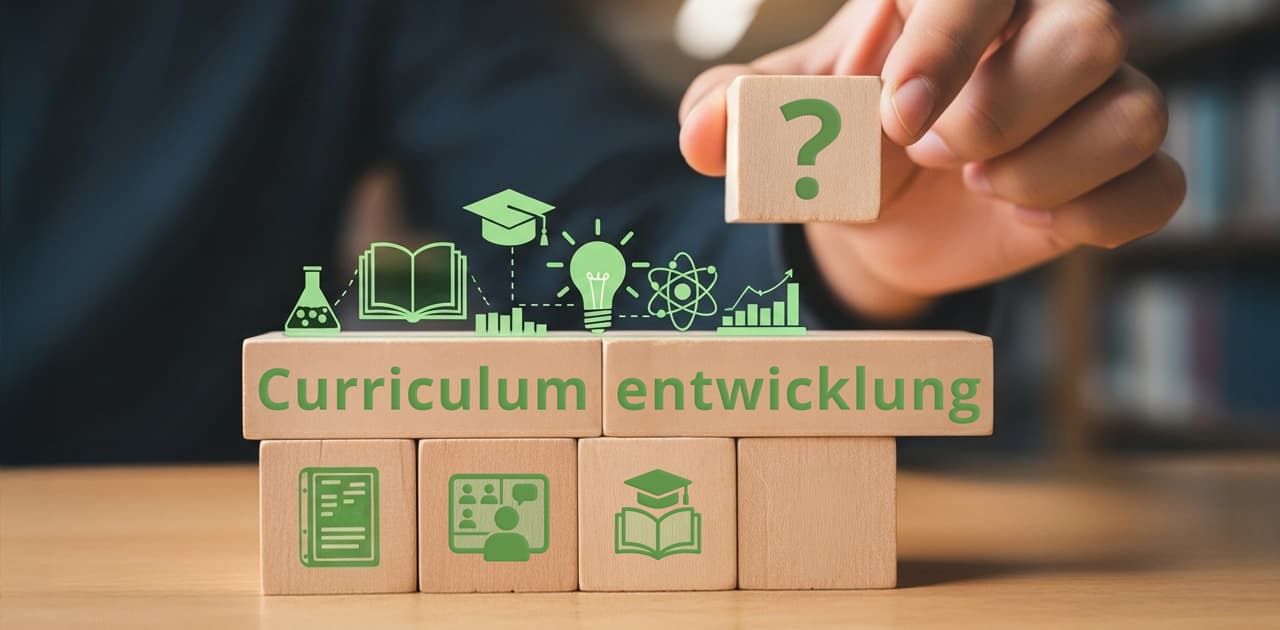 Bauklötze mit Symbolen und der Aufschrift "Curriculumentwicklung"
