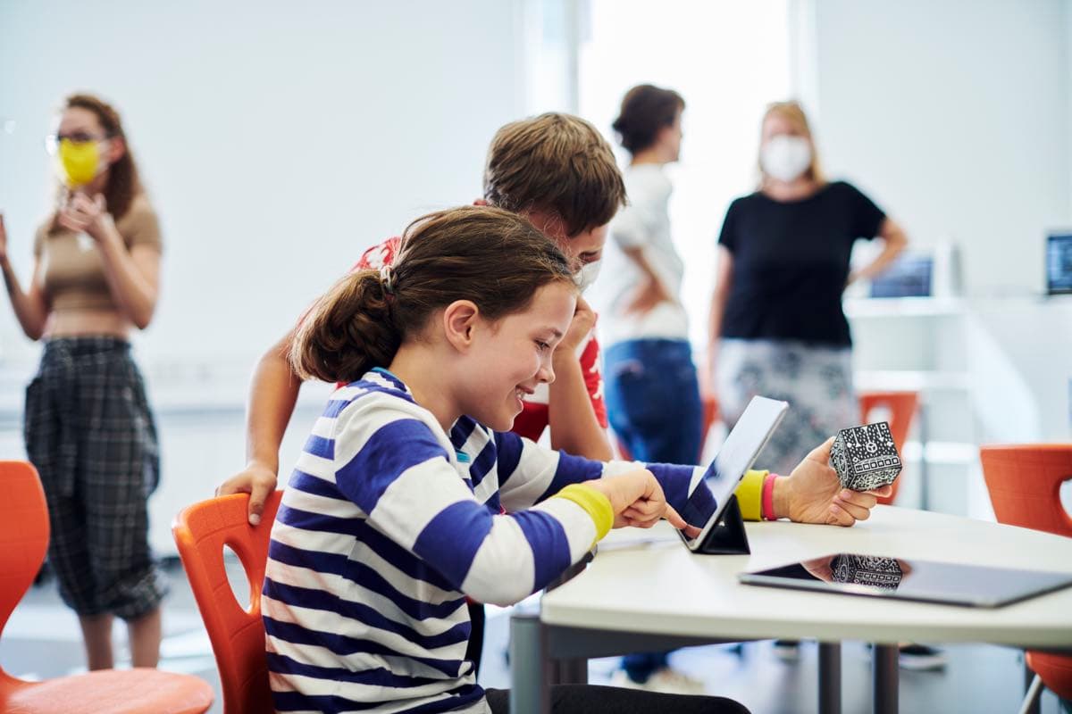 Two pupils operating a tablet in the TüDiLab