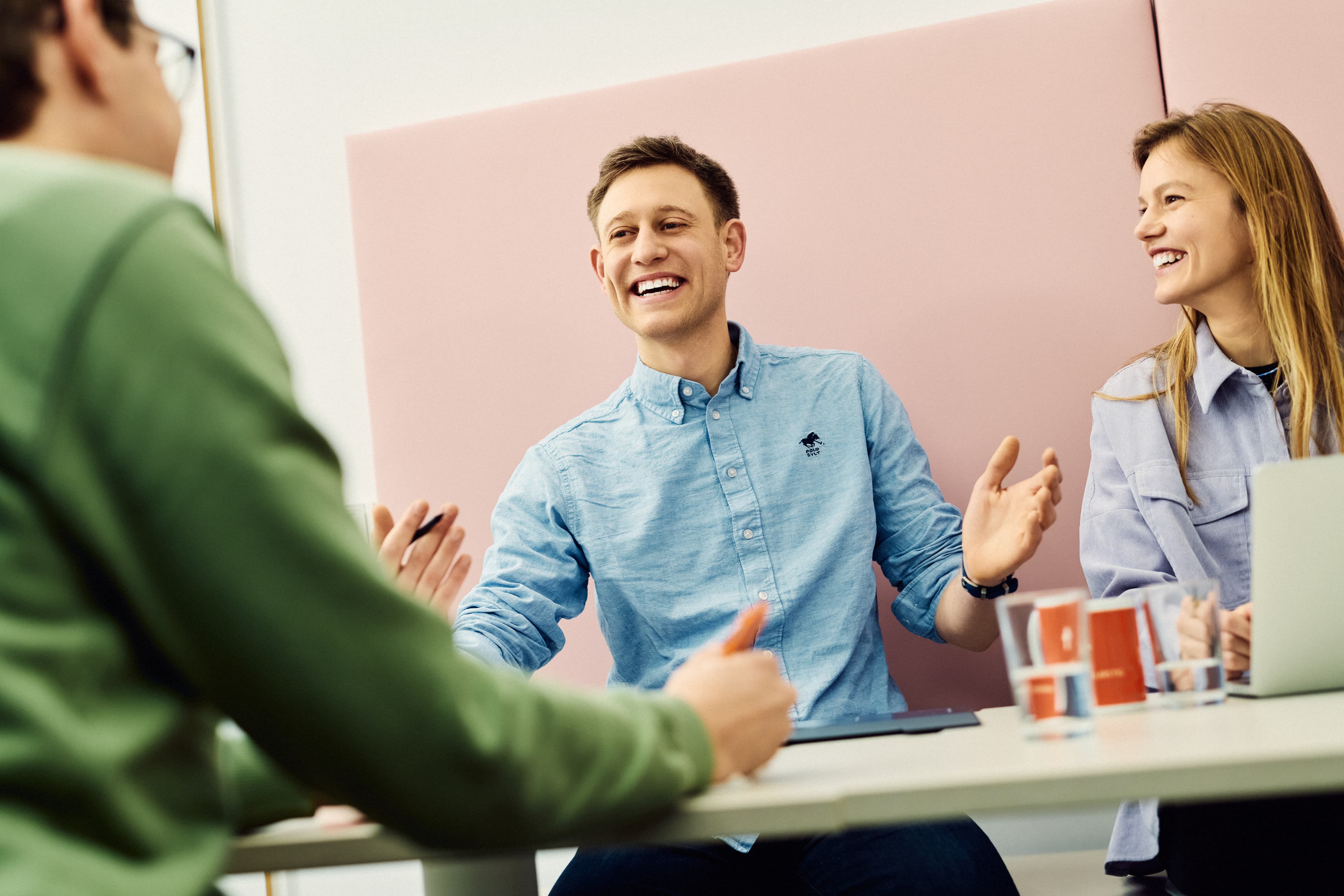 Three IWM employees sitting together in the work café and exchanging ideas