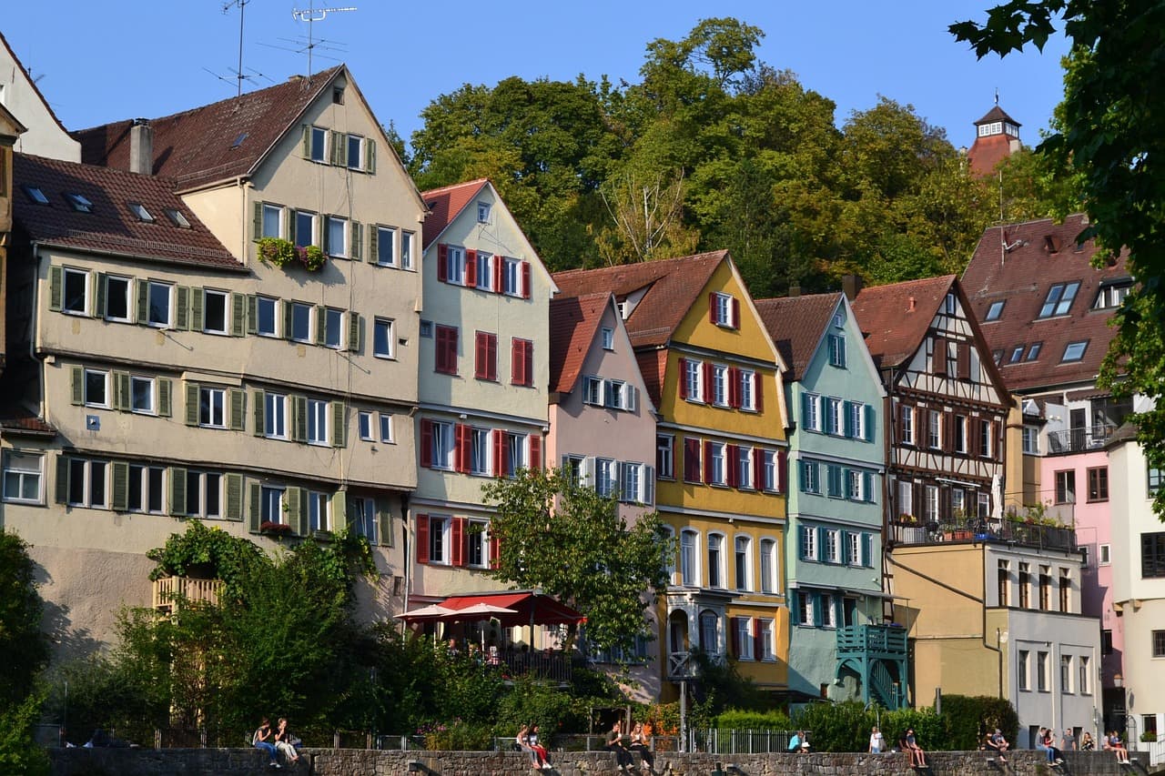A colourful house front in Tübingen (© Kukuwaia / pixabay.com)